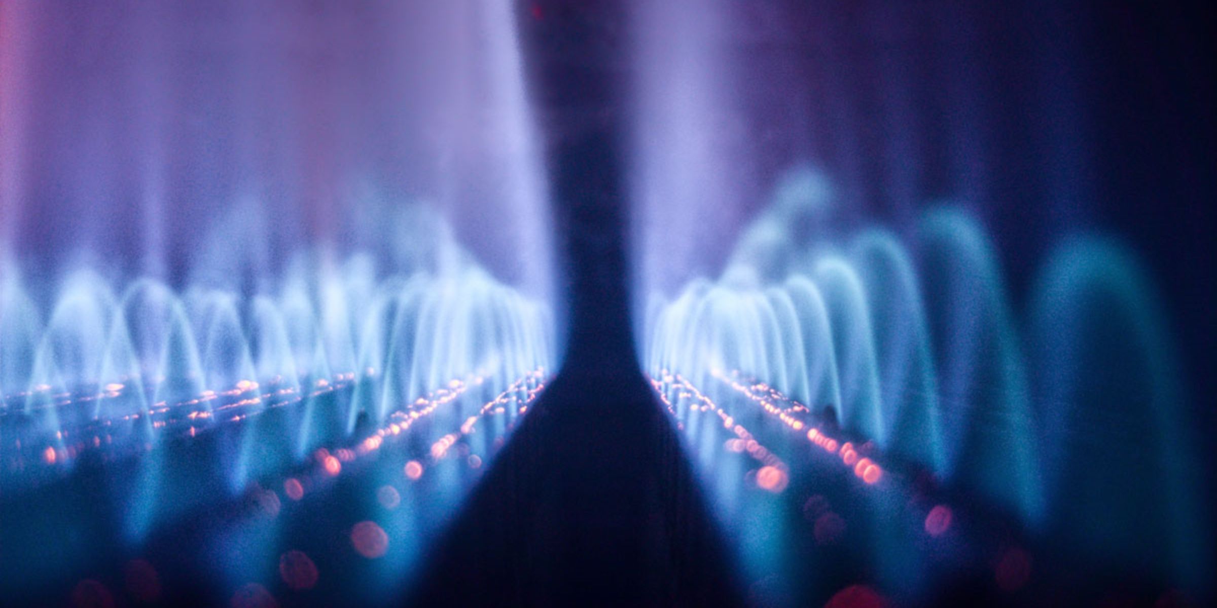 Mehrere blau-violette Gasflammen in Nahaufnahme